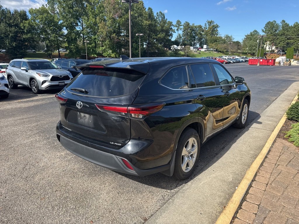 2024 Toyota Highlander LE photo 3