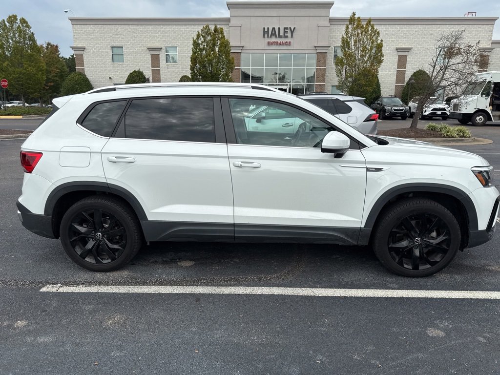 2022 Volkswagen Taos SE photo 2