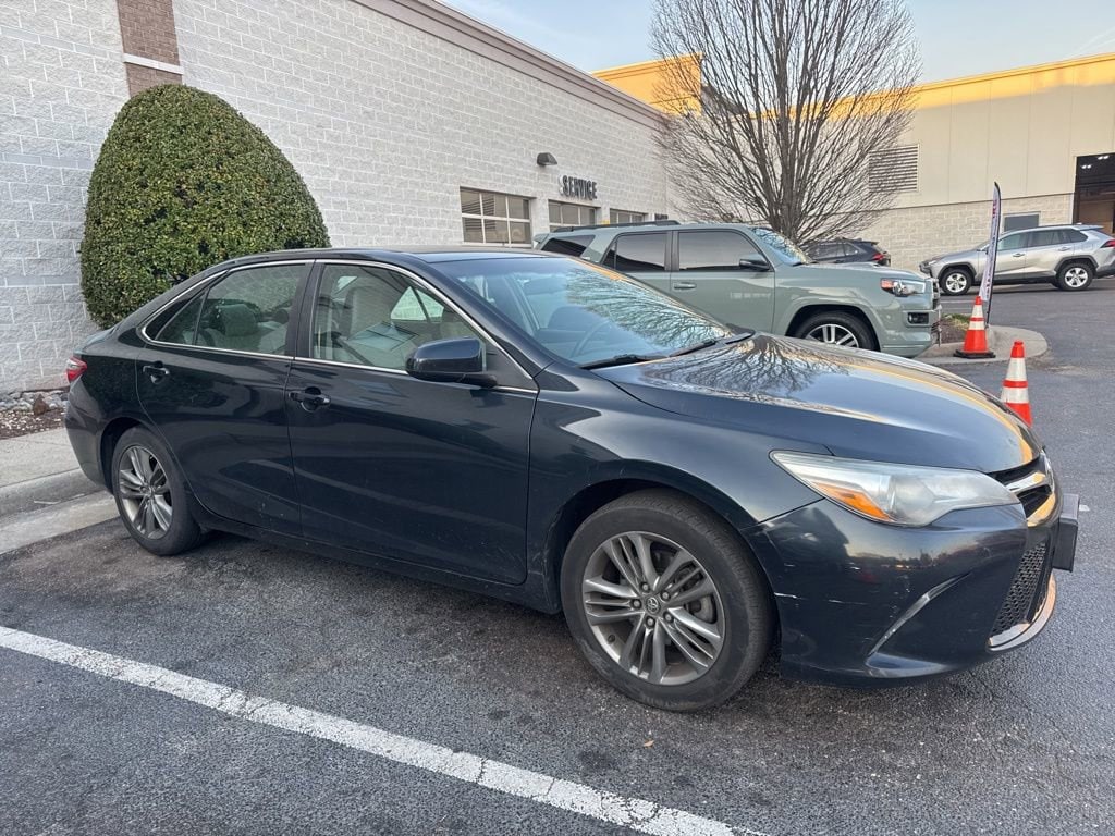 Used 2017 Toyota Camry SE Sedan
