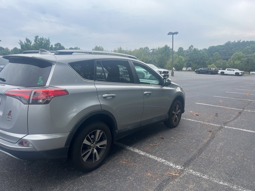 2017 Toyota RAV4 XLE photo 3