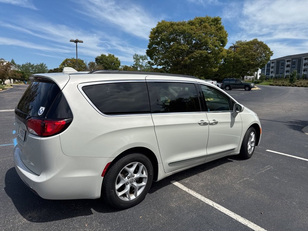 2017 Chrysler Pacifica Touring L photo 3