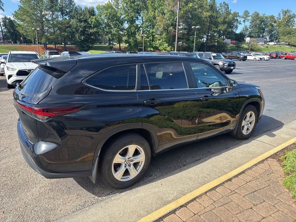 2024 Toyota Highlander LE photo 2