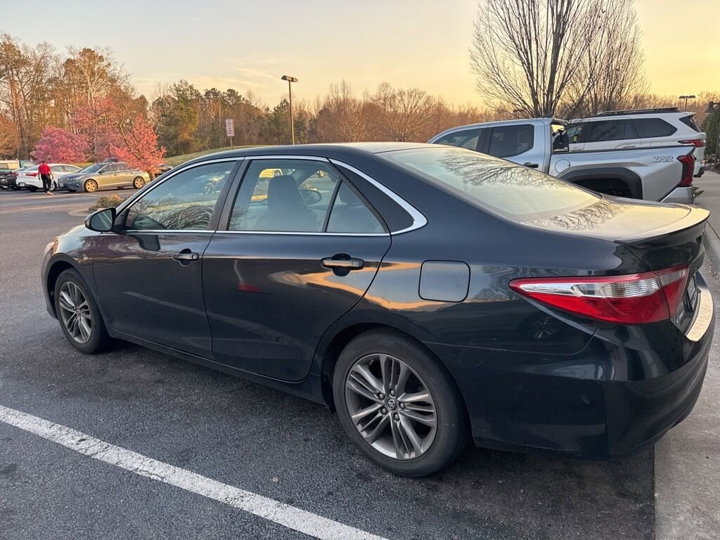 Used 2017 Toyota Camry SE Sedan