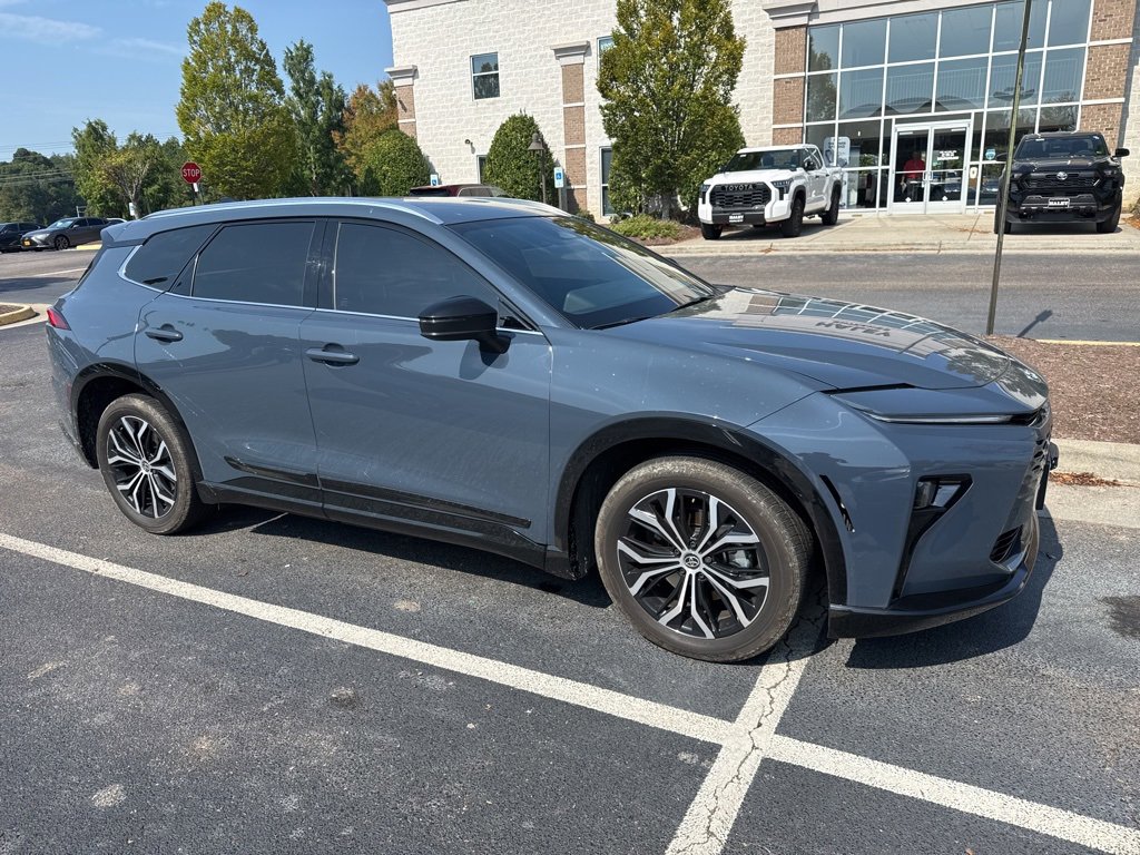 2025 Toyota Crown Signia XLE photo 2