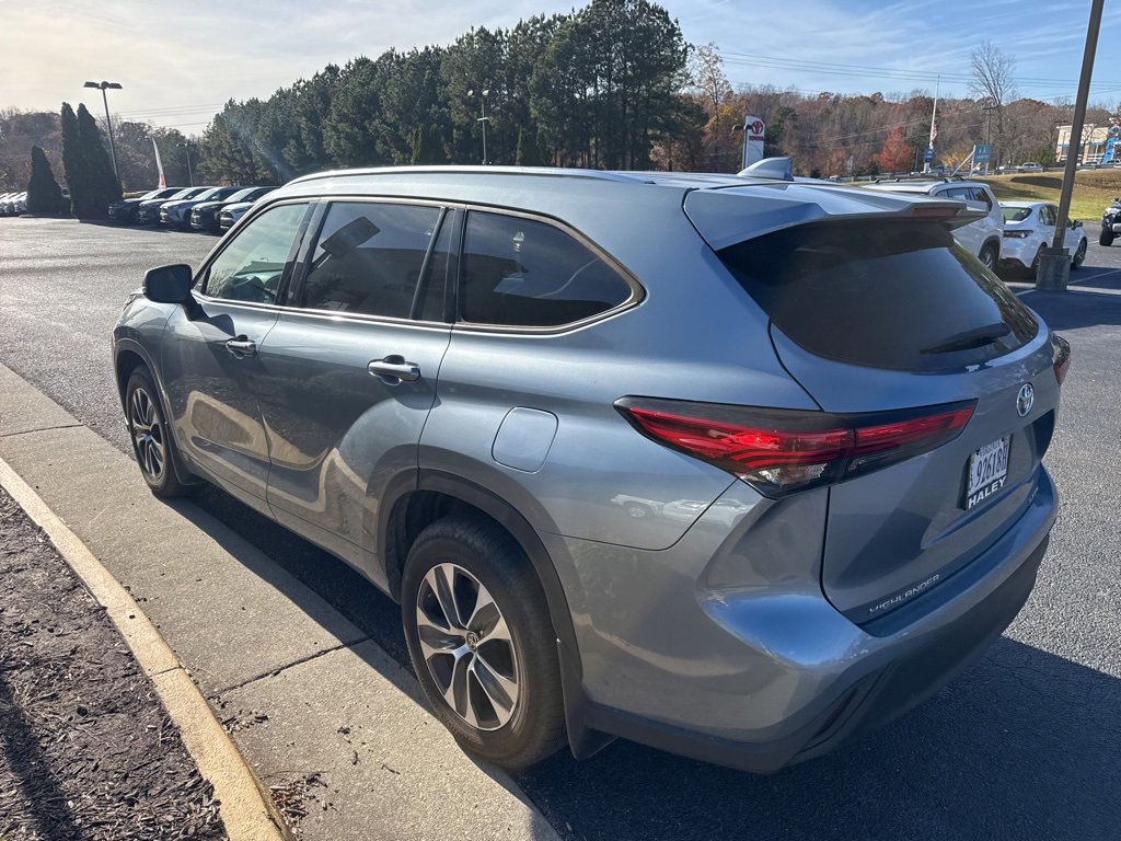 2021 Toyota Highlander XLE photo 2