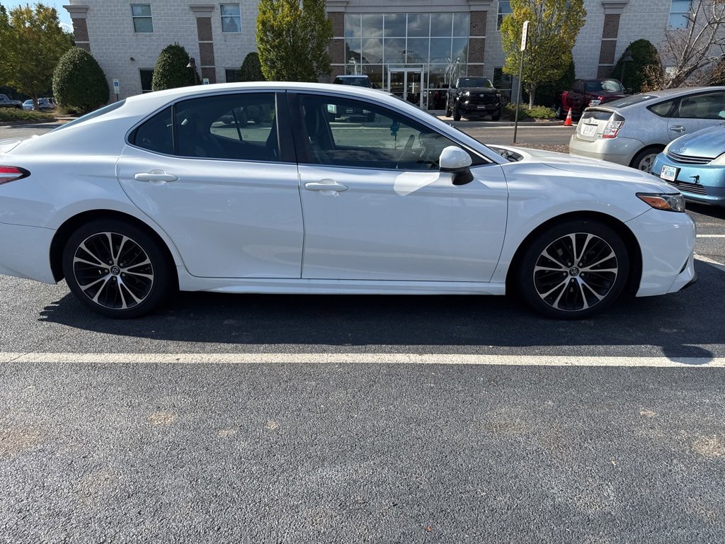 2018 Toyota Camry SE photo 2