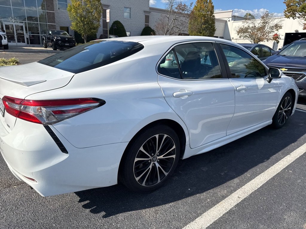 2018 Toyota Camry SE photo 3