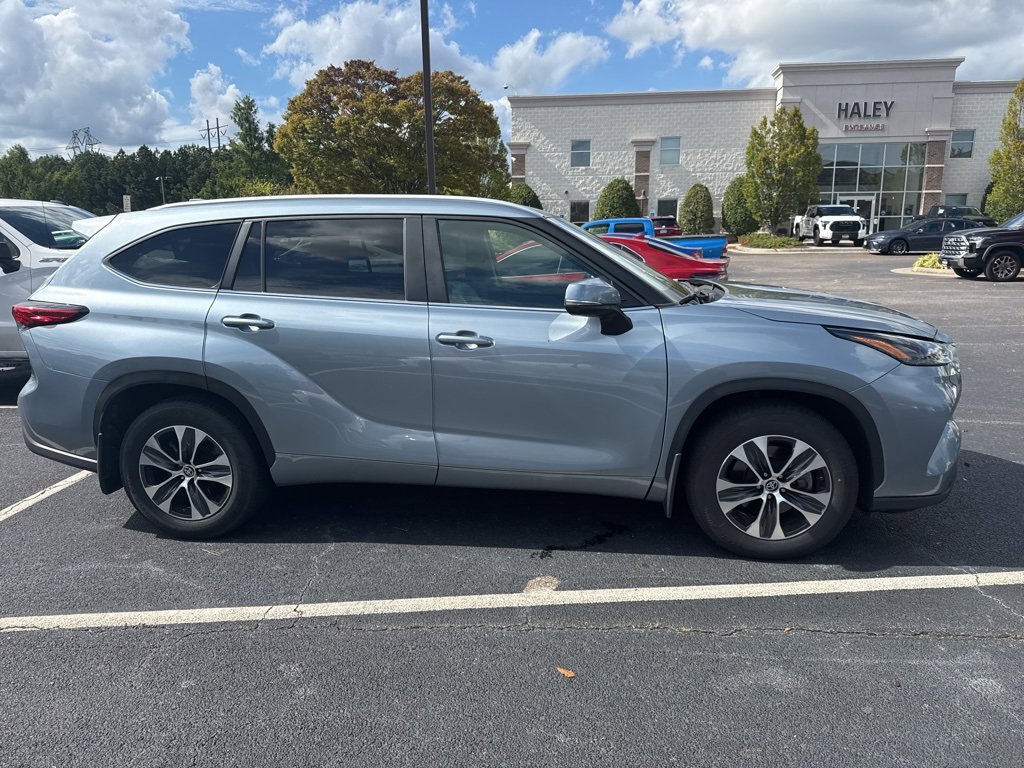 2023 Toyota Highlander XLE photo 2