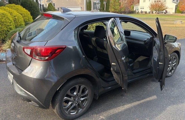 2020 Toyota Yaris LE photo 4