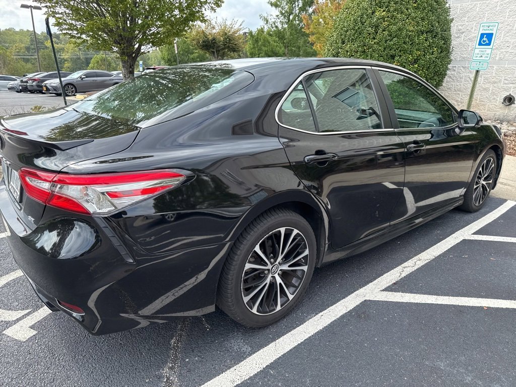 2018 Toyota Camry SE photo 3