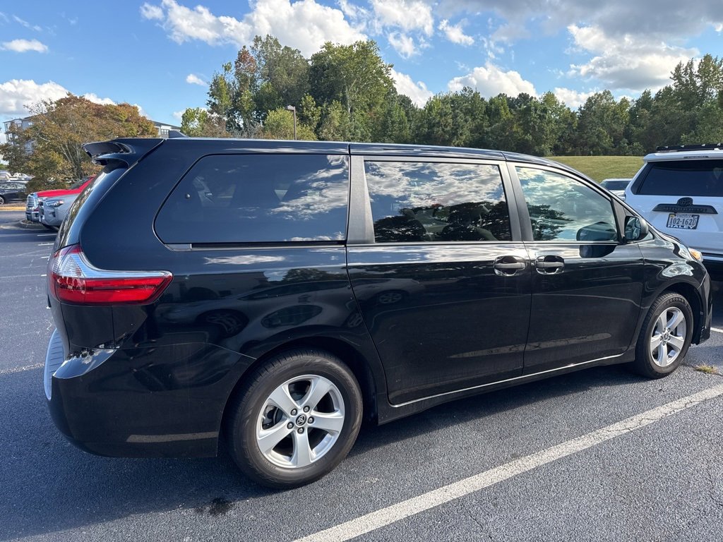 2020 Toyota Sienna L photo 2