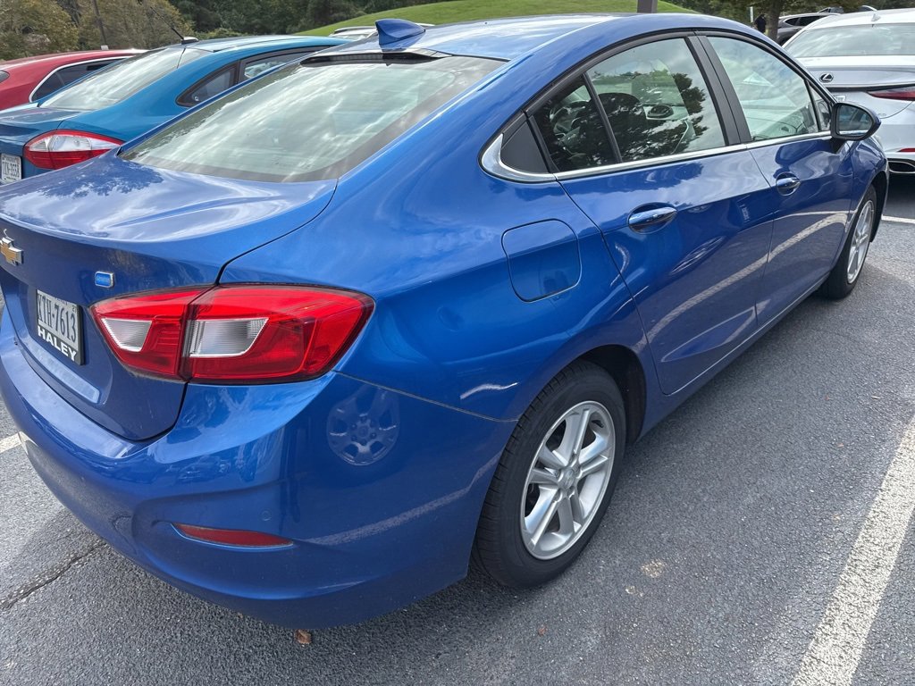 2017 Chevrolet Cruze LT photo 2
