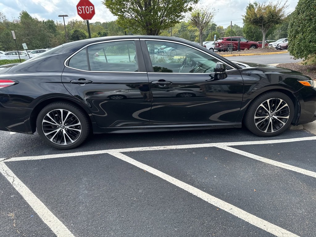 2018 Toyota Camry SE photo 2