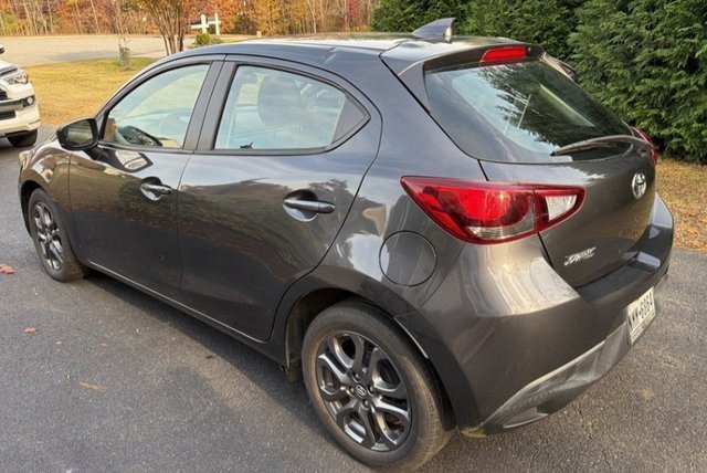 2020 Toyota Yaris LE photo 3