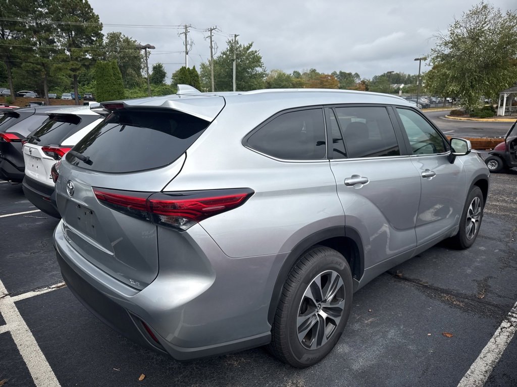 2023 Toyota Highlander XLE photo 2