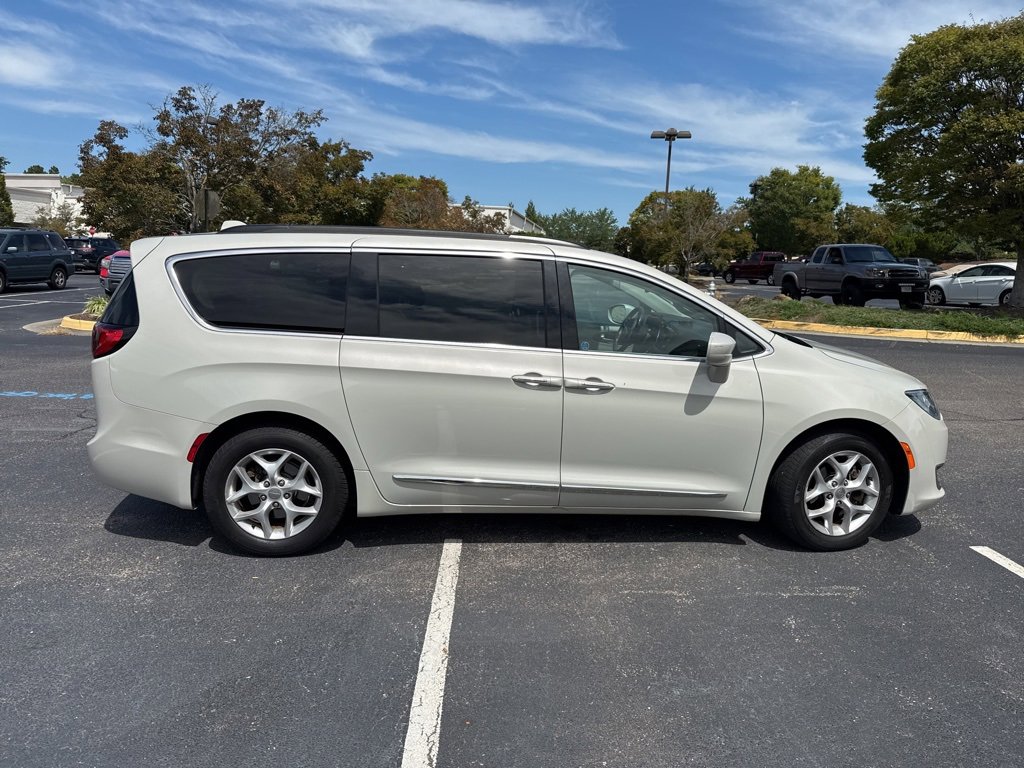 2017 Chrysler Pacifica Touring L photo 2