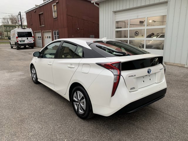 2017 Toyota Prius Four photo 4