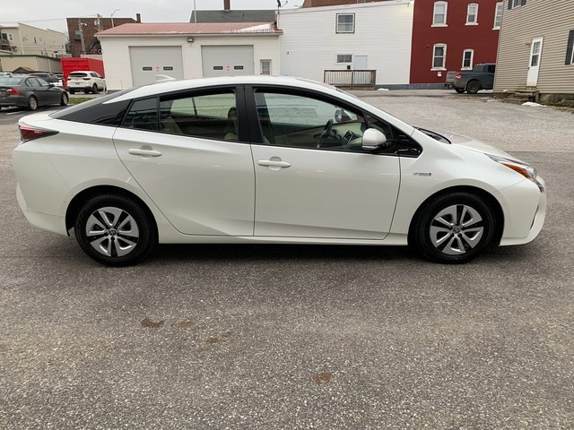 2017 Toyota Prius Four photo 2