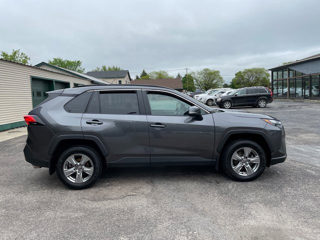 2022 Toyota RAV4 XLE photo 2