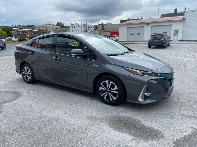 2017 Toyota Prius Prime Advanced photo 2