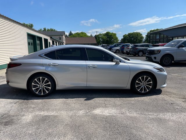 2019 Lexus ES 300h Luxury photo 2