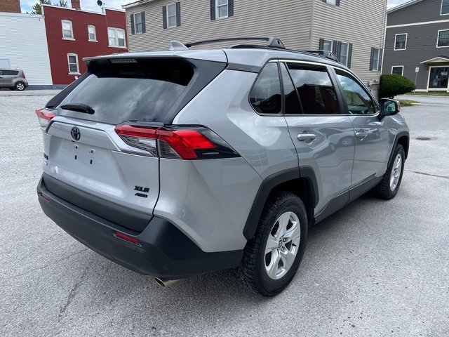 2021 Toyota RAV4 XLE photo 3