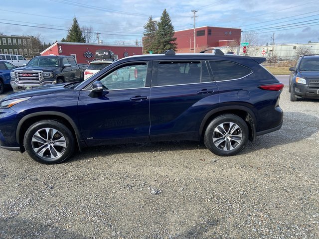 2022 Toyota Highlander Hybrid XLE photo 3