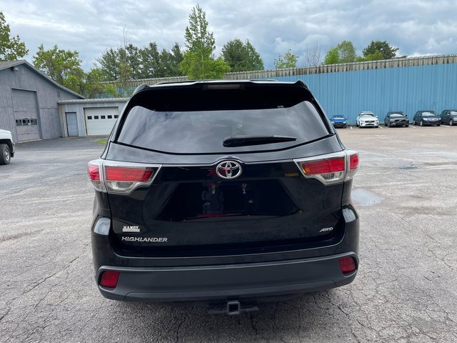 2016 Toyota Highlander LE photo 3