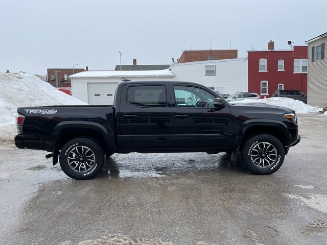 2022 Toyota Tacoma TRD Sport photo 2
