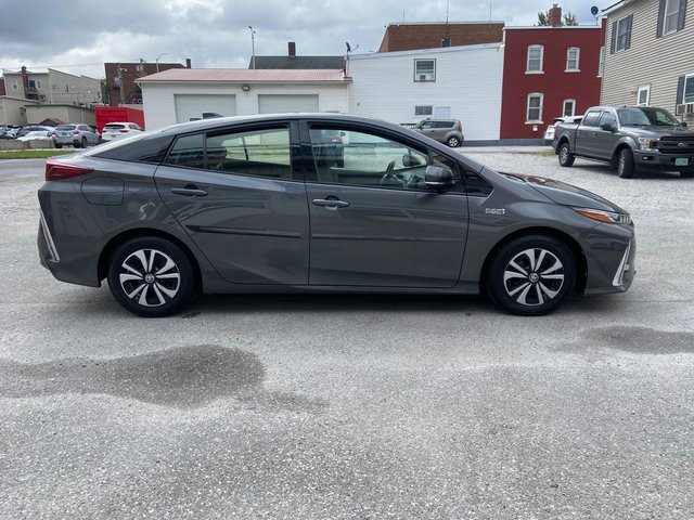 2017 Toyota Prius Prime Advanced photo 3