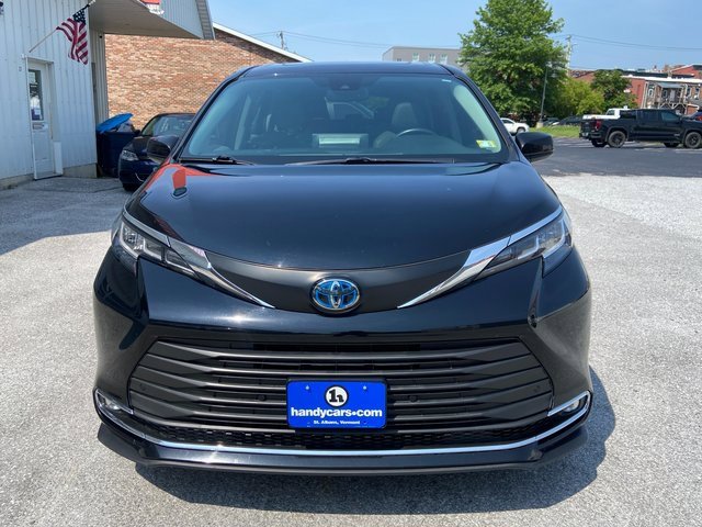 2021 Toyota Sienna XLE photo 2
