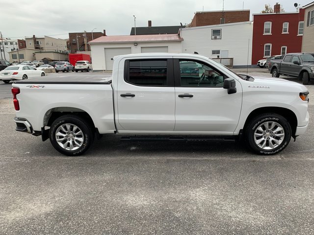 2022 Chevrolet Silverado 1500 Custom photo 2