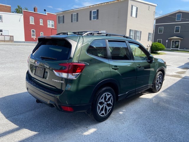 2022 Subaru Forester Premium photo 2