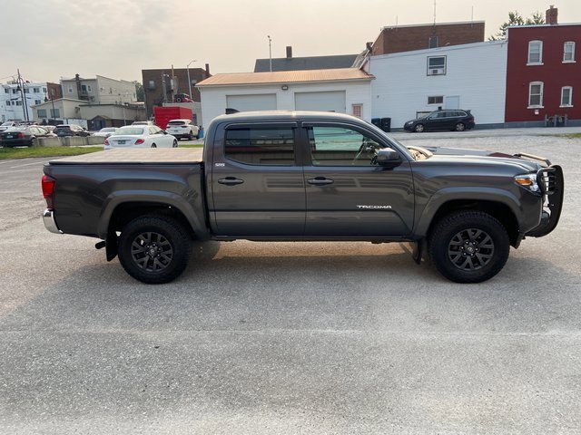 2022 Toyota Tacoma SR5 photo 2