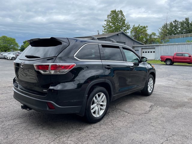 2016 Toyota Highlander LE photo 2