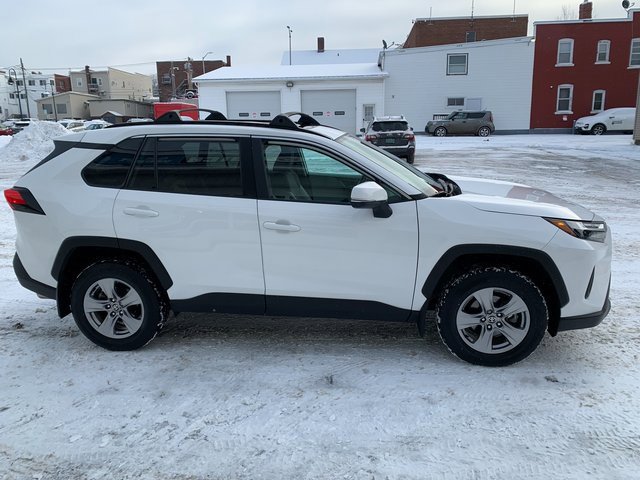 2022 Toyota RAV4 XLE photo 2