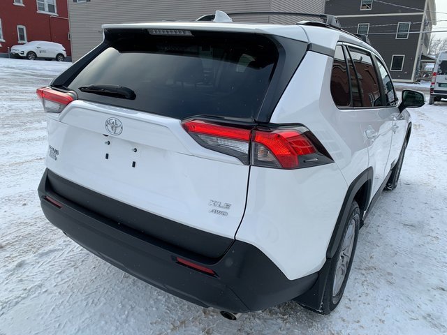 2022 Toyota RAV4 XLE photo 3