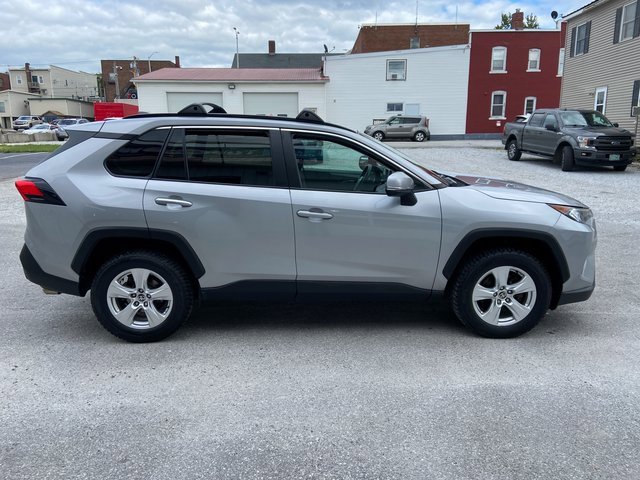 2021 Toyota RAV4 XLE photo 2