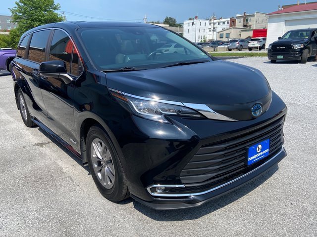 2021 Toyota Sienna XLE photo 3