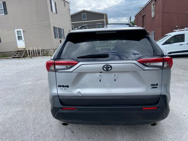 2021 Toyota RAV4 XLE photo 4