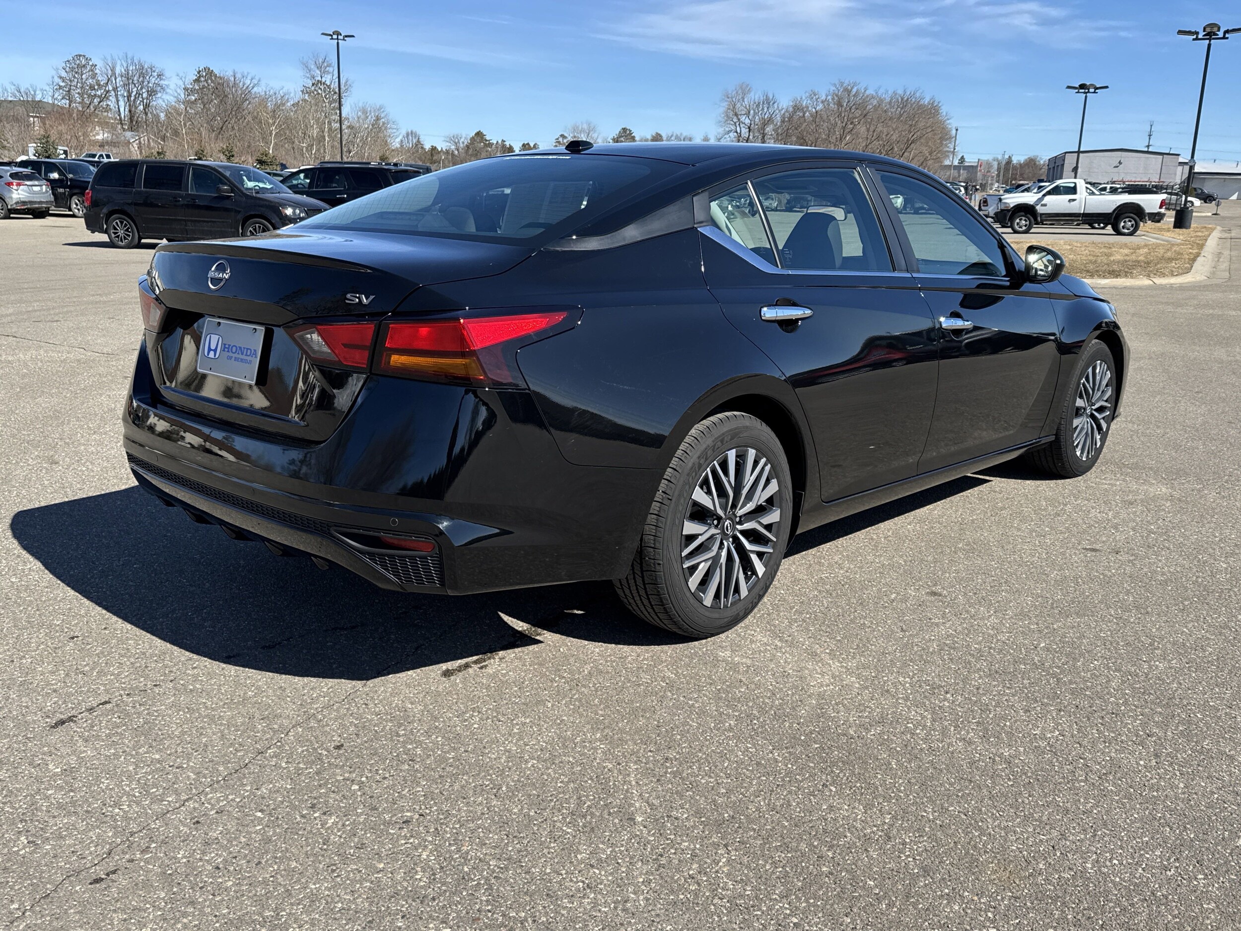 2023 Nissan Altima SR photo 3