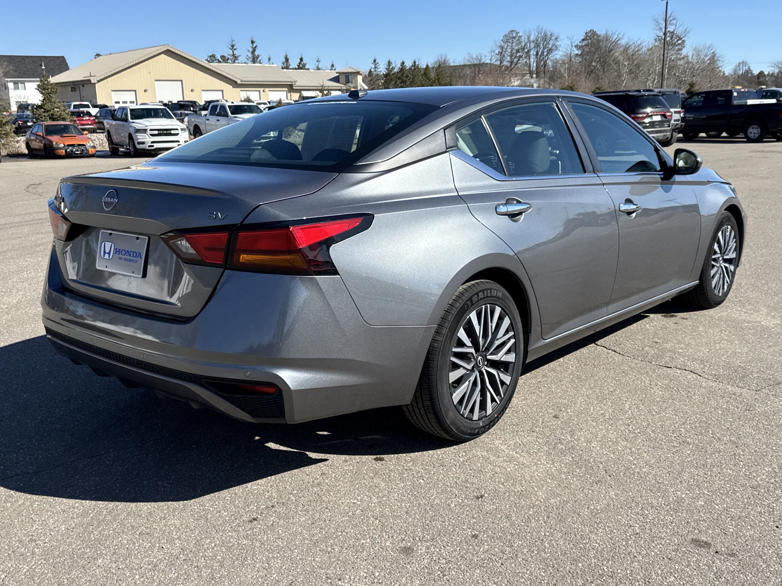 2023 Nissan Altima SR photo 3