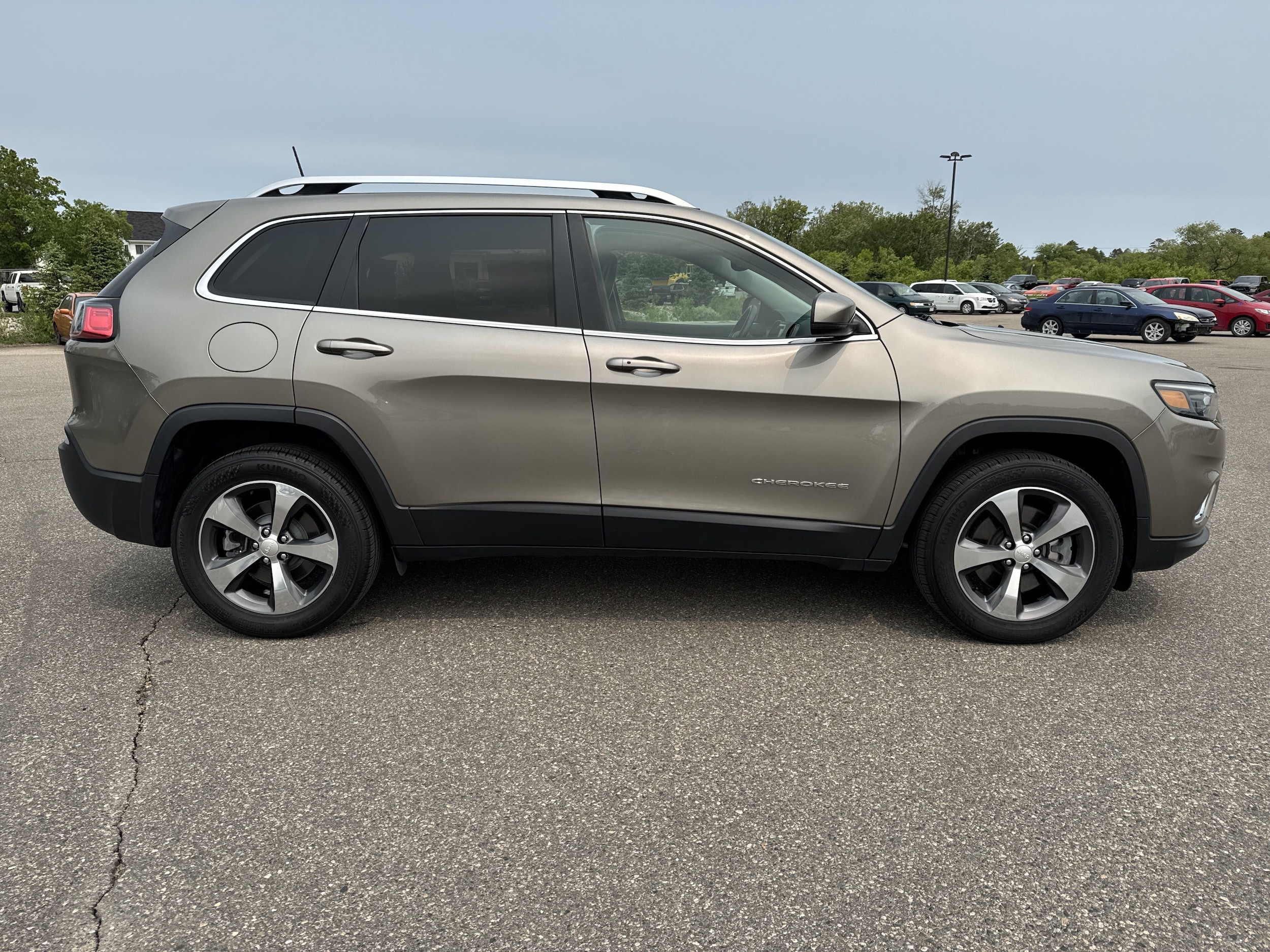 Used 2019 Jeep Cherokee Limited with VIN 1C4PJMDX3KD137715 for sale in Bemidji, Minnesota