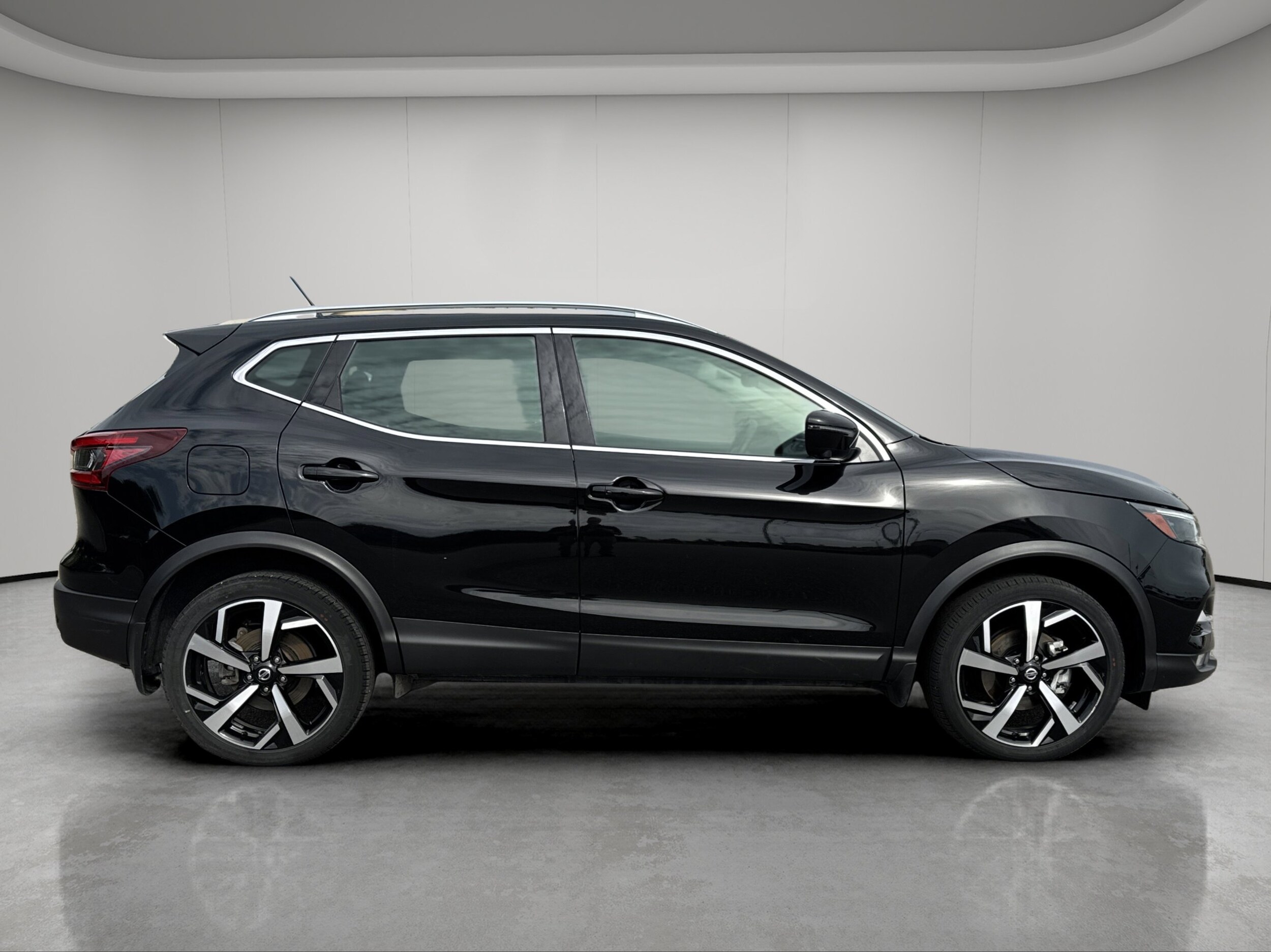 2022 Nissan Rogue Sport SL photo 2