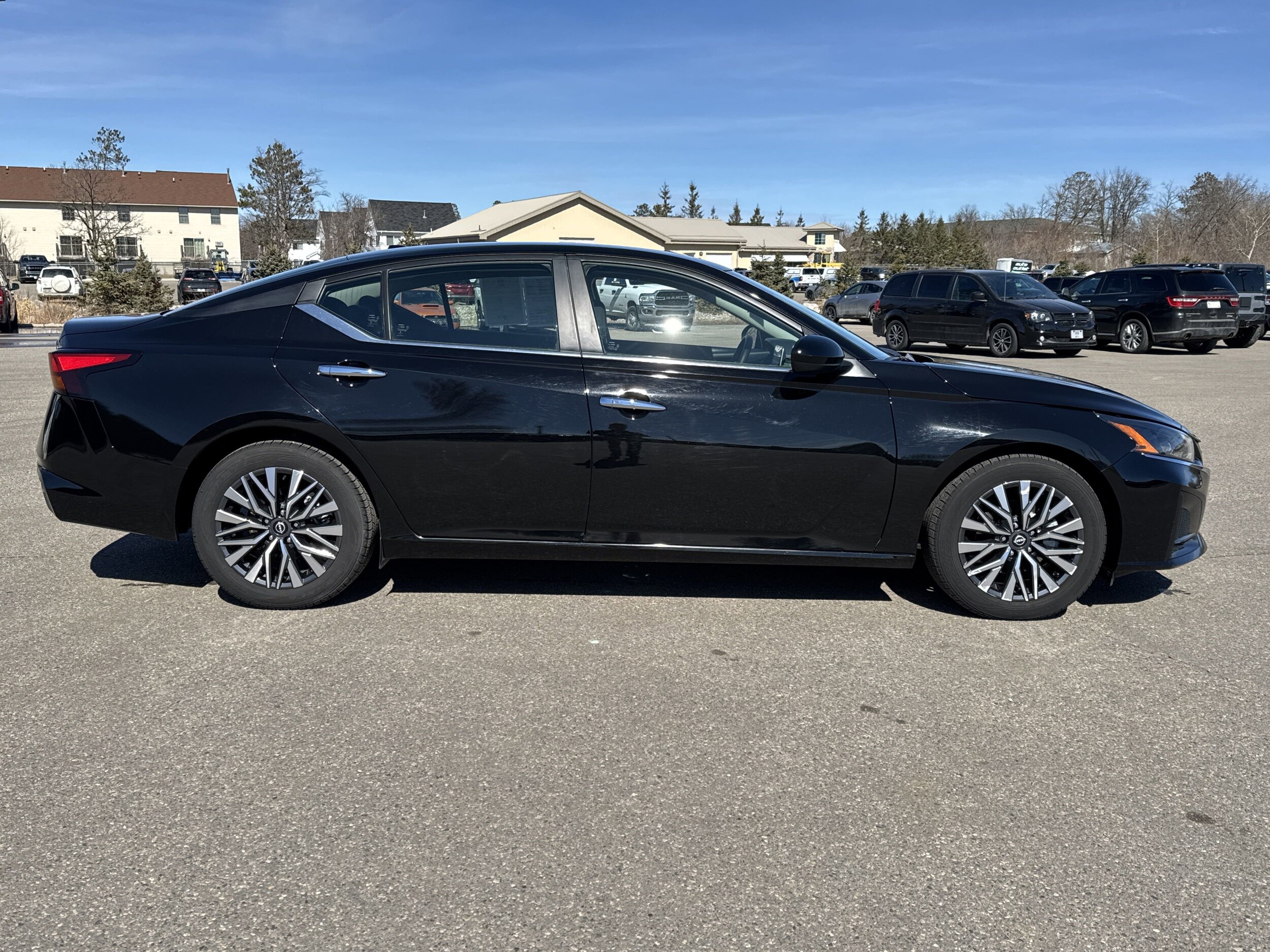 2023 Nissan Altima SR photo 2