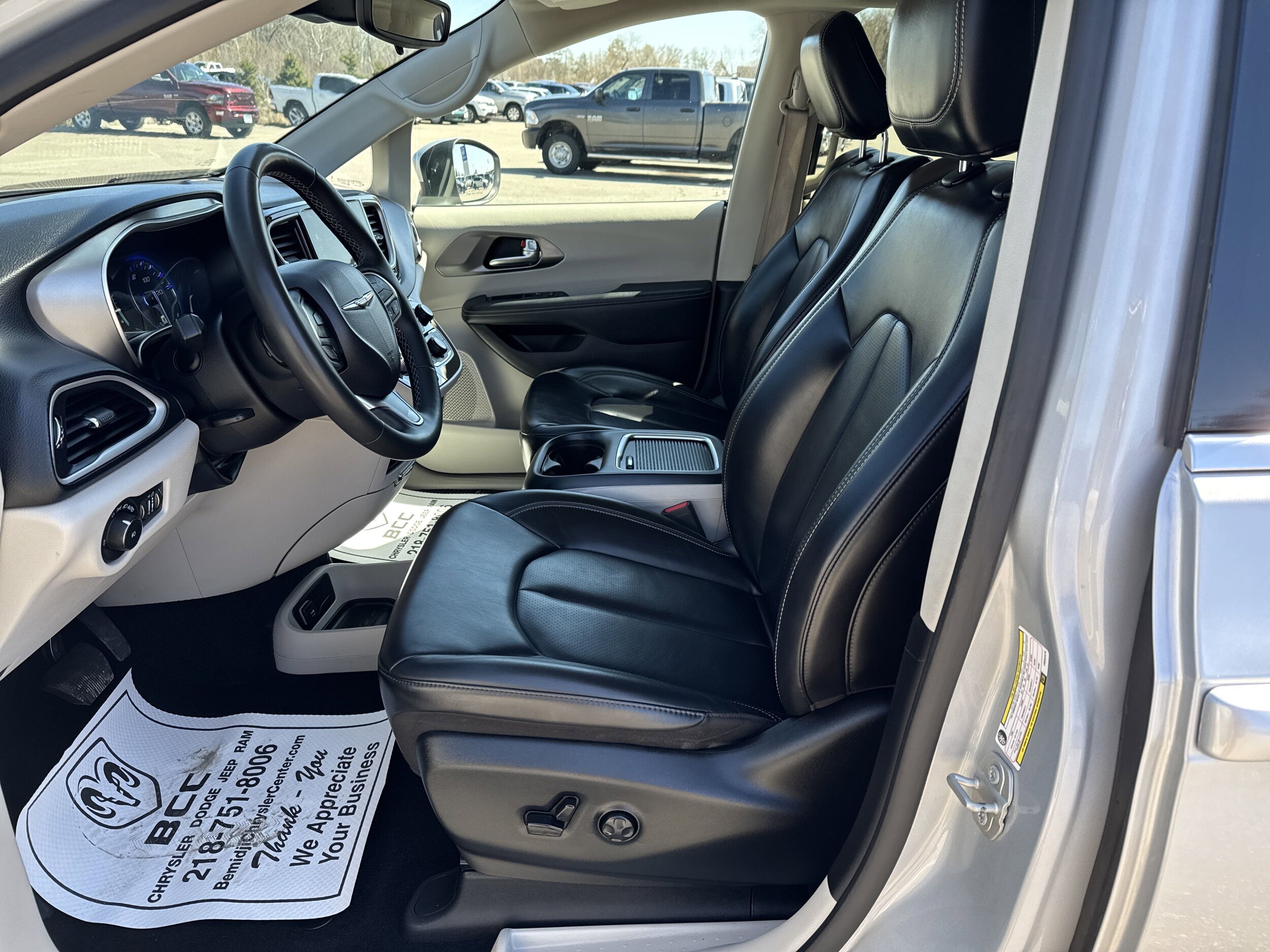 2023 Chrysler Pacifica Touring L photo 4