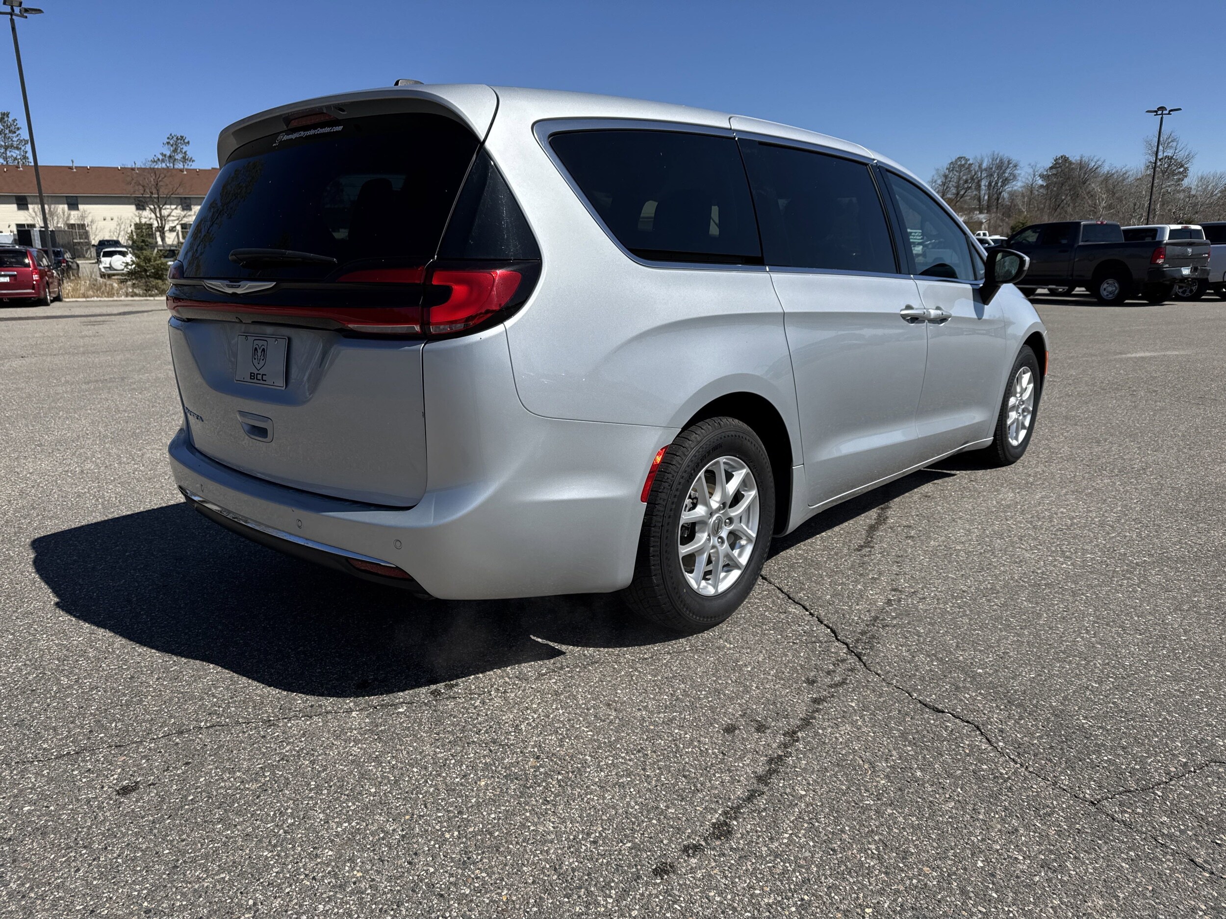 2023 Chrysler Pacifica Touring L photo 3
