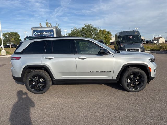 2025 Jeep Grand Cherokee Limited photo 2
