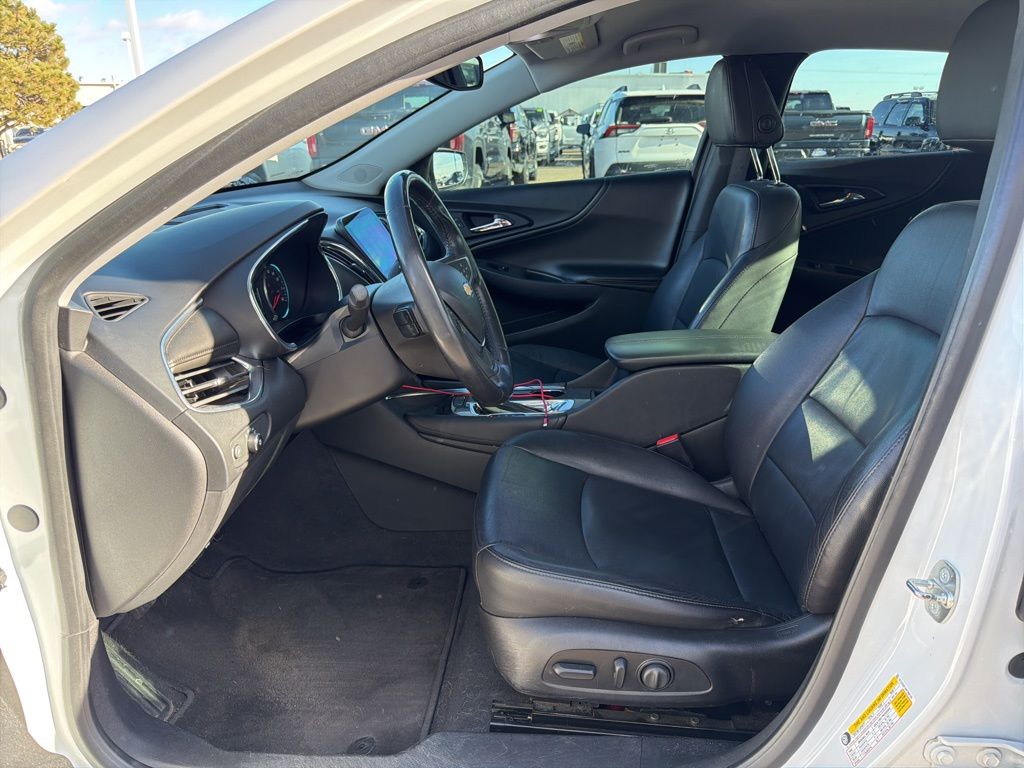 2017 Chevrolet Malibu 1LT photo 2