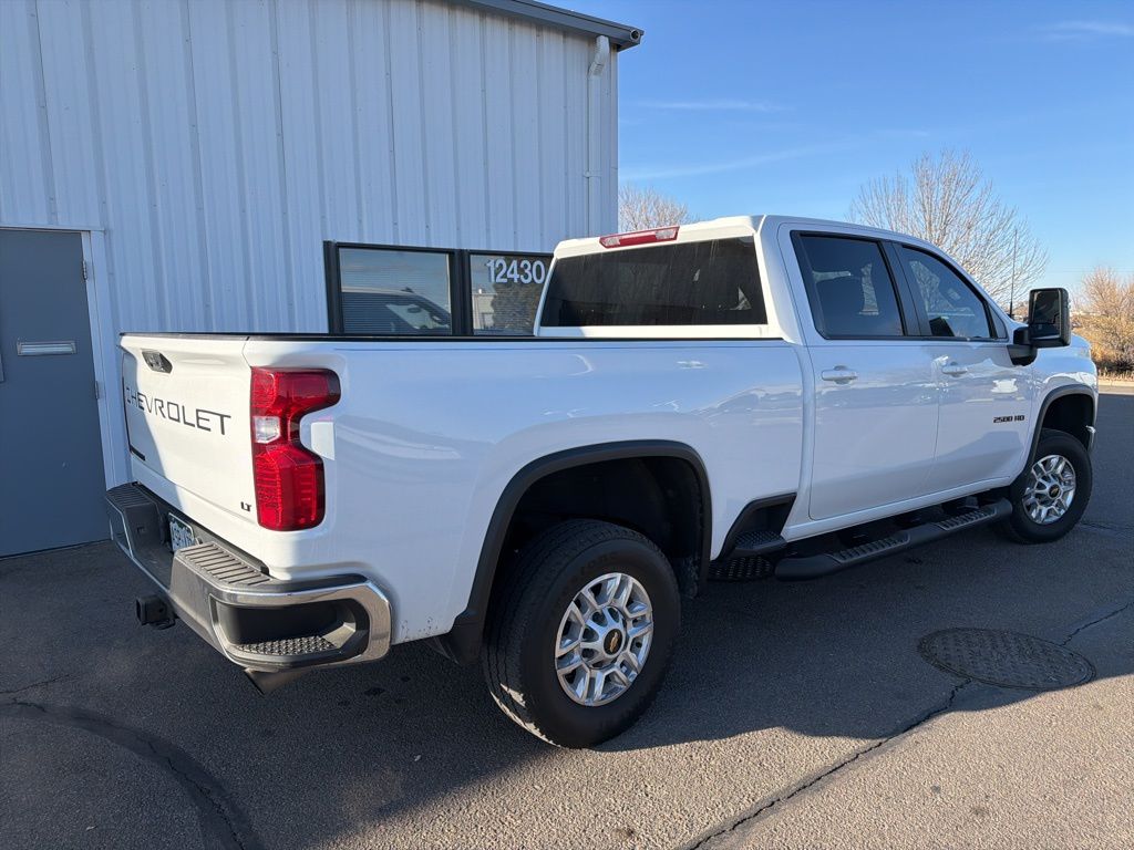 2022 Chevrolet Silverado LT photo 2